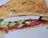 Foto del paso 4 de la receta: Sándwich omelette 🥪 relleno de ricotta, aguacate y tomate 🍅 🥑 🥚