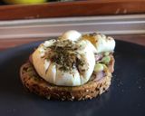 Foto del paso 9 de la receta: Huevos Touché! Tosta de huevos poché, sobre ajo puerro y cebolla morada