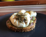 Foto del paso 9 de la receta: Huevos Touché! Tosta de huevos poché, sobre ajo puerro y cebolla morada
