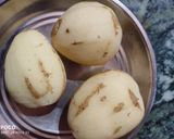 A picture of step 1 of Potato and tomato curry.