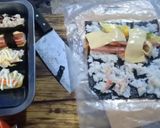 Gambar langkah 5 resipi Sushi homemade.