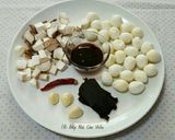 Hình bước làm 1 của món Trứng cút kho nấm 메추리알 버섯조림