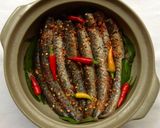 A picture of step 4 of Braised Goby Fish in Clay Pot with Vietnamese Coriander.
