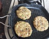 A picture of step 5 of Kala chaana tikki burger.