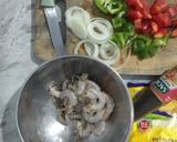 Foto langkah ke 1 dari resep Tumis Udang Mentega Cah Paprika.