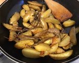 Une image de l'étape 5 de Pommes de terre sautées au saindoux et romarin.