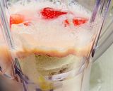 A picture of step 2 of Strawberry shake.