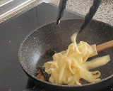 Foto del paso 7 de la receta: Chuletas de cordero rebozadas con pasta y espinacas