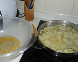 Foto del paso 1 de la receta: Tortilla de patata con calabacín y de acompañamiento pechuga de pollo con cereales o pan rallado