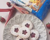 Foto langkah ke 8 dari resep Strawberry & Kecombrang Cookie Sandwich.
