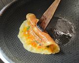 Foto langkah ke 4 dari resep Telur Dadar Gulung (Tamagoyaki) Wajan Bundar.
