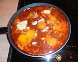 Φωτογραφία βήματος 14 της συνταγής Shakshuka. Αυγά σε σάλτσα ντομάτας