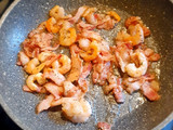 Arroz chino keto con camarón y tocino (hecho con coliflor)