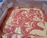 Foto langkah ke 7 dari resep Red Velvet Marble Cheesecake.