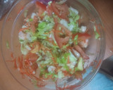 Foto del paso 2 de la receta: Cuenco de ensalada de langostinos y atún con salsa rosa rápida