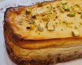 Foto del paso 7 de la receta: Tarta de yogur y queso con base de galletas y pistachos