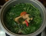 Foto langkah ke 5 dari resep Asem Asem Ikan Patin Kangkung.