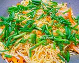 Hình bước làm 4 của món Mì trứng xào mực và thịt xá xíu