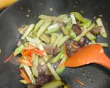 รูปขั้นตอนการทำที่ 4 ของ เห็ดหูหนูผัดฟักแม้วใส่ไข่ | Stir-Fried Wood Ear Mushrooms with Chayote and Egg
