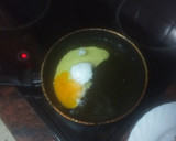 Foto del paso 3 de la receta: Zócalo de pisto con huevo frito y papas fritas al ajillo