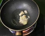 Hình bước làm 2 của món Rau muống xào tỏi