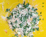 Foto del paso 1 de la receta: Pastel frío de salmón, surimi, queso de untar y nueces 🐟🍞🧀🏖️