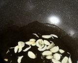 Gambar langkah 1 resipi Spagheti Aglio Olio Simple.