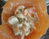 Foto del paso 4 de la receta: Timbal de salmón con ensaladilla de surimi y mostaza al vino