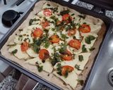 Foto del paso 2 de la receta: Fugazzeta rellena muzzarella bajo sodio, tomate y albahaca en Flip