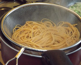 Foto del paso 2 de la receta: Pasta integral con atún y guisantes en un momento