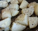 Foto del paso 4 de la receta: Costilla de cerdo deshebrada con morrón y papas a la mantequilla