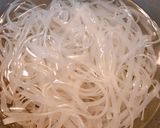 Hình bước làm 1 của món Phở khô xào cải đắng tàu hủ ki