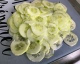 Une image de l'étape 2 de Salade de concombre mariné à la crème, persil et oignon rouge.