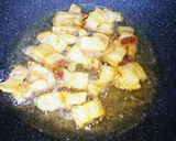 รูปขั้นตอนการทำที่ 3 ของ สปาเกตตี้กะเพราอกไก่หมูกรอบ
