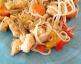 Foto del paso 4 de la receta: Wok de fideos de arroz, pollo y vegetales
