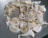รูปขั้นตอนการทำที่ 2 ของ ผัดเผ็ดกะเพราลูกชิ้นไก่