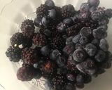 A picture of step 1 of Berries Smoothie Drink.