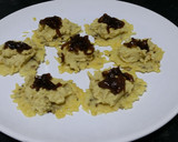 Foto del paso 7 de la receta: Canapés crujientes de queso parmesano con hummus y chutney de cebolla caramelizada