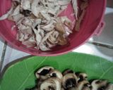 Foto langkah ke 1 dari resep Jamur Ayam Suwir Saus Tiram.