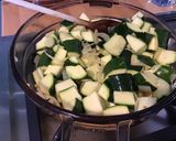 Une image de l'étape 5 de Courgettes en sauce verte, vin blanc et ail des ours.