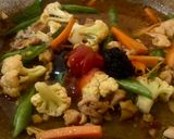 Foto langkah ke 4 dari resep Gai Pad Nam Prik Pao (Thai Chili Paste Chicken Stir Fry) 🇹🇭.