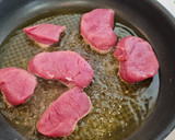 Foto del paso 2 de la receta: Solomillo de cerdo en salsa de queso y calabacín