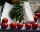 Foto del paso 2 de la receta Ensalada de Tomates, Queso fresco, Rúcula y Sardinas en lata