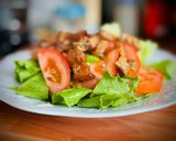 Hình bước làm 2 của món Salad Rau Diếp Cà Chua & Thịt Ba Rọi Rang Cháy Cạnh