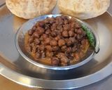 A picture of step 5 of Kala chana sabji with puri.