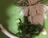 Foto langkah ke 1 dari resep Tumis Enoki Telur dengan daun bawang.