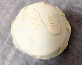 Foto del paso 6 de la receta: Hojaldre navideño con queso, confitura y cebolla caramelizada