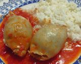 Foto del paso 6 de la receta: Tubos de calamar rellenos en salsa de tomate con arroz blanco