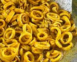 Gambar langkah 5 resipi Sotong Goreng Kunyit.