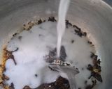 Foto langkah ke 5 dari resep Roasted Coconut Milk Ice Tea.